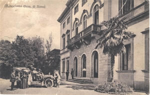 Antica foto della villa di Monaciano con auto e gitanti di fronte alla facciata